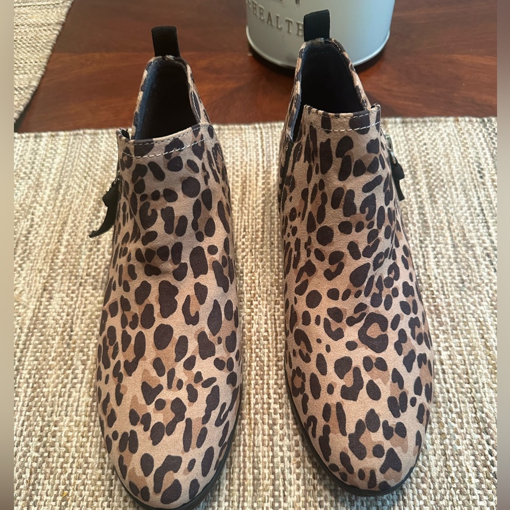 Dr. Scholl’s leopard booties size 8m
